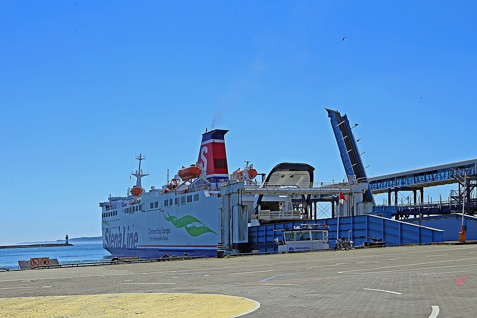Fährhafen Sassnitz-Mukran mit einer Autofähre der Linie nach Trelleborg.